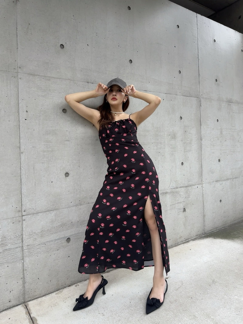 LIP PRINT CAMI DRESS - BLACK