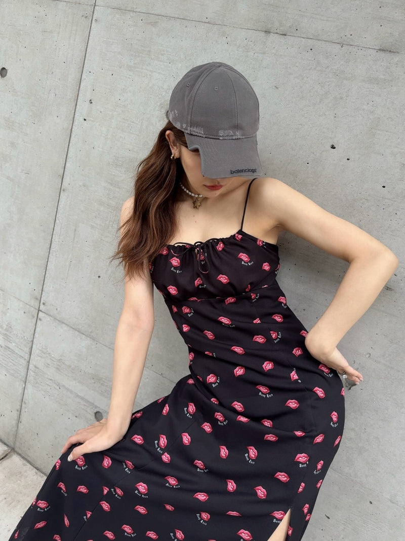 LIP PRINT CAMI DRESS - BLACK