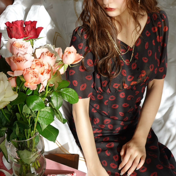 HEART NECK LIP PRINT DRESS - BLACK – Rosy luce